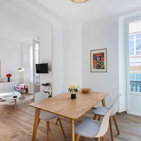 Apartment Centre, Climatise, Balcon, A Pied Cannes